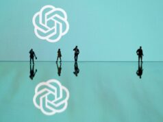 A reação contra a decisão da OpenAI de aposentar o GPT-4o mostra o quão perigosos os companheiros de IA podem ser This photograph taken in Mulhouse, eastern France on October 19, 2023, shows figurines next to the ChatGPT logo. (Photo by SEBASTIEN BOZON/AFP via Getty Images)