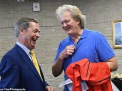 A reforma está “muito à frente” nos pubs, diz o chefe de Wetherspoon, já que um em cada oito está à beira do colapso O plano de Nigel Farage para salvar os pubs britânicos ganhou o apoio de Sir Tim Martin