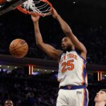 O guarda do New York Knicks, Mikal Bridges, enterrou a bola durante um jogo contra o Los Angeles Lakers.