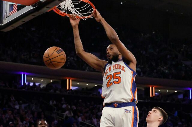 O guarda do New York Knicks, Mikal Bridges, enterrou a bola durante um jogo contra o Los Angeles Lakers.