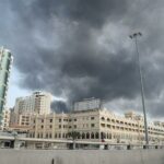 Um gráfico de um drone Shahed-136, que diz que a envergadura é de cerca de 2 m. Acrescenta que eles são implantados principalmente em enxames, voam baixo e podem atingir uma distância máxima de cerca de 1.550 milhas.