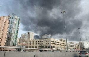 A retaliação do Irã levanta questões sobre as defesas aéreas dos EUA Um gráfico de um drone Shahed-136, que diz que a envergadura é de cerca de 2 m. Acrescenta que eles são implantados principalmente em enxames, voam baixo e podem atingir uma distância máxima de cerca de 1.550 milhas.