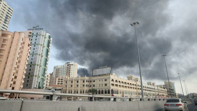 A retaliação do Irã levanta questões sobre as defesas aéreas Um gráfico de um drone Shahed-136, que diz que a envergadura é de cerca de 2 m. Acrescenta que eles são implantados principalmente em enxames, voam baixo e podem atingir uma distância máxima de cerca de 1.550 milhas.