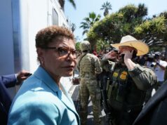 A revolta de esquerda que Karen Bass nunca imaginou chegar A prefeita de Los Angeles, Karen Bass, falando em um pódio com o selo da cidade.
