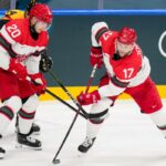 Lars Eller da Dinamarca e Nicklas Jensen da Dinamarca controlam o disco durante a partida de Hóquei no Gelo Masculino - Rodada Preliminar - Grupo C entre Alemanha e Dinamarca na Milano Rho Ice Hockey Arena em 12 de fevereiro de 2026 em Milão, Itália.