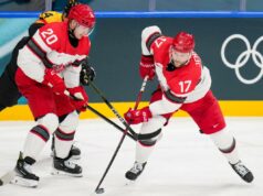 A seleção dinamarquesa de hóquei admite que é “um pouco estranho” o país estar em destaque nas Olimpíadas Lars Eller da Dinamarca e Nicklas Jensen da Dinamarca controlam o disco durante a partida de Hóquei no Gelo Masculino - Rodada Preliminar - Grupo C entre Alemanha e Dinamarca na Milano Rho Ice Hockey Arena em 12 de fevereiro de 2026 em Milão, Itália.