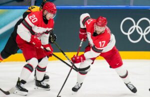 A seleção dinamarquesa de hóquei admite que é “um pouco estranho” o país estar em destaque nas Olimpíadas Lars Eller da Dinamarca e Nicklas Jensen da Dinamarca controlam o disco durante a partida de Hóquei no Gelo Masculino - Rodada Preliminar - Grupo C entre Alemanha e Dinamarca na Milano Rho Ice Hockey Arena em 12 de fevereiro de 2026 em Milão, Itália.