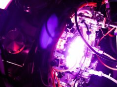 A startup de fusão Helion atinge temperaturas alucinantes enquanto se aproxima do prazo de 2028 A fusion reactor glows purple.
