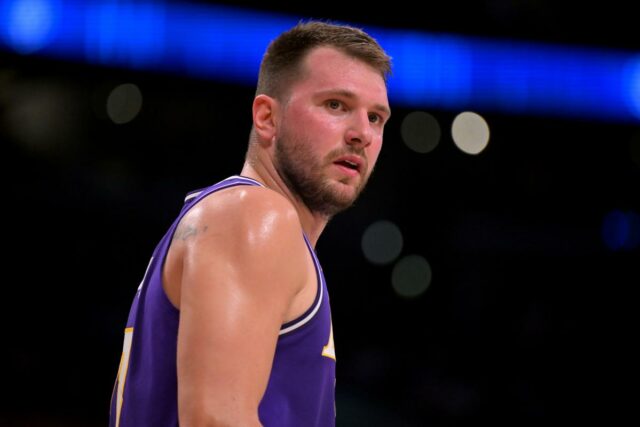 Luka Doncic com uniforme do Los Angeles Lakers.