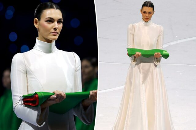 A supermodelo Vittoria Ceretti carrega a bandeira italiana em um vestido Armani branco durante a cerimônia de abertura dos Jogos Olímpicos de Inverno de 2026
