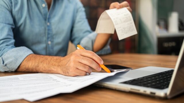 A temporada fiscal ficou muito mais fácil para proprietários de pequenas empresas graças à plataforma automatizada de folha de pagamento da Intuit (e atualmente está com 50% de desconto)
