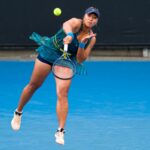 Destanee Aiava da Austrália serve contra Harriet Dart da Grã-Bretanha em sua partida individual feminina durante a qualificação para o Aberto da Austrália de 2026 em Melbourne Park em 13 de janeiro de 2026 em Melbourne, Austrália.