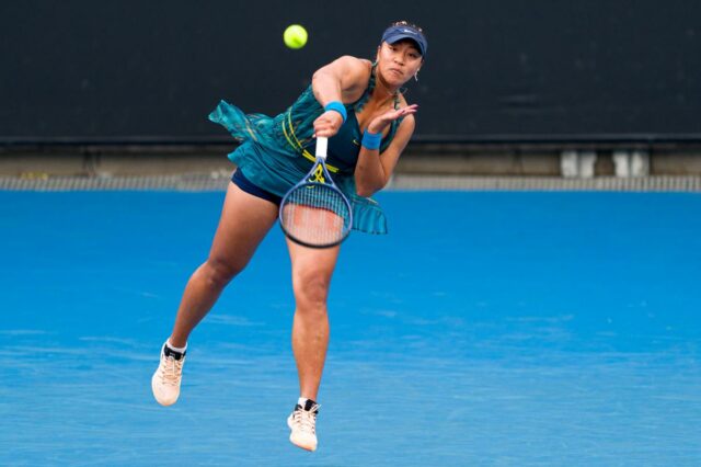 Destanee Aiava da Austrália serve contra Harriet Dart da Grã-Bretanha em sua partida individual feminina durante a qualificação para o Aberto da Austrália de 2026 em Melbourne Park em 13 de janeiro de 2026 em Melbourne, Austrália.