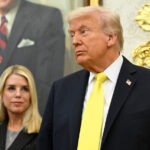 Alina Habba, ex-advogada de defesa do presidente Donald Trump e nomeada procuradora interina dos EUA em Nova Jersey, fala a membros da mídia, segunda-feira, 24 de março de 2025, em frente à Casa Branca, em Washington. (Foto AP/Jacquelyn Martin)