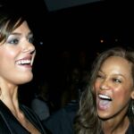 Tyra Banks e Adrianne Curry na festa da turnê de imprensa de verão da UPN 2003