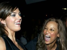 A vencedora de ‘Top Model’ Adrianne Curry defende Tyra Banks em um vídeo ardente Tyra Banks e Adrianne Curry na festa da turnê de imprensa de verão da UPN 2003
