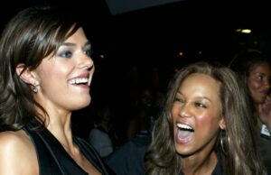 A vencedora de ‘Top Model’ Adrianne Curry defende Tyra Banks em um vídeo ardente Tyra Banks e Adrianne Curry na festa da turnê de imprensa de verão da UPN 2003