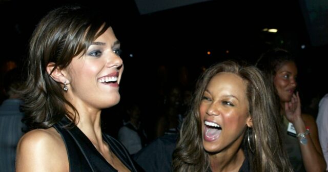 Tyra Banks e Adrianne Curry na festa da turnê de imprensa de verão da UPN 2003