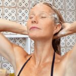 Pincel seco Goop com cabo de madeira e laço de corda na parte superior.