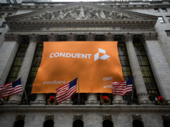 A violação de dados Conduent cresce, afetando pelo menos 25 milhões de pessoas Conduent Inc. signage is displayed as American flags fly outside of the New York Stock Exchange (NYSE) in New York, U.S., on Tuesday, Jan. 3, 2017. U.S. stocks rose Tuesday, pointing to the biggest gain in a month for Wall Street's first session of the new year, helped by a string of robust economic data from China and Europe. Photographer: Michael Nagle/Bloomberg via Getty Images