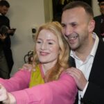 A vitória sísmica dos Verdes nas eleições suplementares de Gorton e Denton é uma 'vitória da trapaça', afirma Nigel Farage: atualizações ao vivo e reação