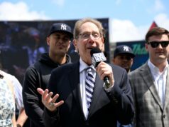 A voz lendária dos Yankees, John Sterling, 87, revela que teve um ataque cardíaco no mês passado John Sterling