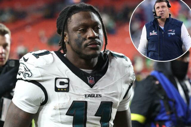 O técnico do New England Patriots, Mike Vrabel, está na linha lateral durante o Super Bowl LX.