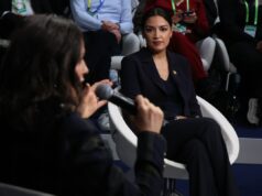 AOC adverte que a retirada dos EUA das alianças globais arrisca a ‘Era dos Autoritários’ AOC adverte que a retirada dos EUA das alianças globais arrisca a 'Era dos Autoritários'