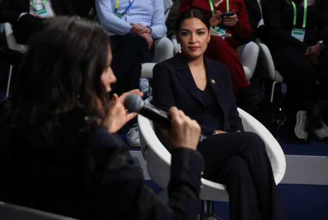 AOC adverte que a retirada dos EUA das alianças globais arrisca a 'Era dos Autoritários'
