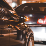 ASSISTIR: Homem na Califórnia quase perde as calças enquanto se segura no carro em movimento