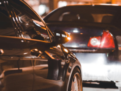 ASSISTIR: Homem na Califórnia quase perde as calças enquanto se segura no carro em movimento ASSISTIR: Homem na Califórnia quase perde as calças enquanto se segura no carro em movimento