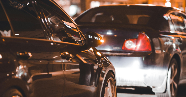 ASSISTIR: Homem na Califórnia quase perde as calças enquanto se ASSISTIR: Homem na Califórnia quase perde as calças enquanto se segura no carro em movimento