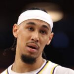 ASSISTIR: Jaxson Hayes do Lakers é suspenso após empurrar o mascote dos Wizards, causando colisão com líder de torcida