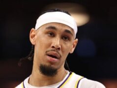 ASSISTIR: Jaxson Hayes do Lakers é suspenso após empurrar o mascote dos Wizards, causando colisão com líder de torcida ASSISTIR: Jaxson Hayes do Lakers é suspenso após empurrar o mascote dos Wizards, causando colisão com líder de torcida