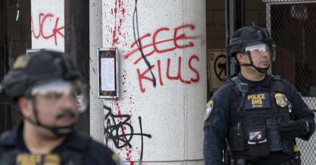 ASSISTIR: Turma estudantil anti-ICE ataca polícia no centro de Los ASSISTIR: Turma estudantil anti-ICE ataca polícia no centro de Los Angeles