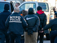 ASSISTIR: Vários juvenis presos durante briga caótica no shopping de Nova York ASSISTIR: Vários juvenis presos durante briga caótica no shopping de Nova York