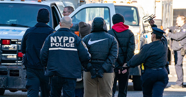 ASSISTIR: Vários juvenis presos durante briga caótica no shopping de ASSISTIR: Vários juvenis presos durante briga caótica no shopping de Nova York