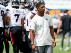 Aaron Glenn completa a equipe técnica dos Jets com quatro novas contratações O técnico assistente dos linebackers do Houston Texans, Ben Bolling, assiste ao aquecimento antes de um jogo da NFL