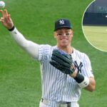 Aaron Judge joga uma bola para um torcedor durante um jogo em casa dos Yankees contra os Orioles na temporada passada.