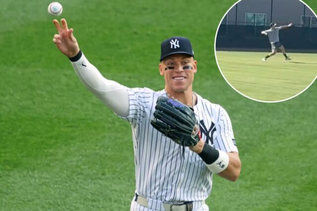Aaron Judge joga uma bola para um torcedor durante um jogo em casa dos Yankees contra os Orioles na temporada passada.
