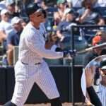 Aaron Judge acerta um home run no terceiro inning, a primeira de suas duas bolas longas na vitória dos Yankees por 20-3 no treinamento de primavera sobre os Tigers em 21 de fevereiro de 2026.