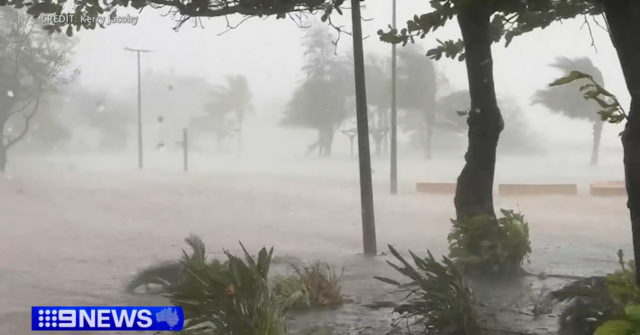 Acampamento, minas evacuadas enquanto o ciclone Mitchell atinge a costa
