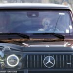 Dias após a notícia de que ela vendeu seu catálogo de músicas, Spears foi flagrada dirigindo por Los Angeles com o celular pressionado no rosto