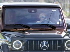 Ações chocantes de Britney Spears capturadas pela câmera… enquanto amigos íntimos revelam um novo ‘sofrimento’ que a levou a vender sua música Dias após a notícia de que ela vendeu seu catálogo de músicas, Spears foi flagrada dirigindo por Los Angeles com o celular pressionado no rosto