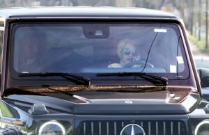 Ações chocantes de Britney Spears capturadas pela câmera… enquanto amigos íntimos revelam um novo ‘sofrimento’ que a levou a vender sua música Dias após a notícia de que ela vendeu seu catálogo de músicas, Spears foi flagrada dirigindo por Los Angeles com o celular pressionado no rosto