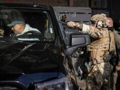 Acontece que o ICE é apenas um bando de caras assustados Agentes federais estão do lado de fora de uma loja de conveniência na quarta-feira, 21 de janeiro de 2026, em Minneapolis. (Foto AP/Angelina Katsanis)