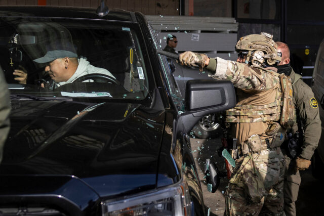 Acontece que o ICE é apenas um bando de caras Agentes federais estão do lado de fora de uma loja de conveniência na quarta-feira, 21 de janeiro de 2026, em Minneapolis. (Foto AP/Angelina Katsanis)