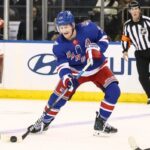 Adam Fox tenta fazer um passe durante a derrota do Rangers por 3-2 na prorrogação para os Flyers no Garden em 26 de fevereiro de 2026.