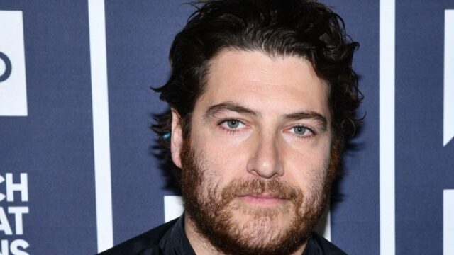 Adam Pally estrelará como 'bilionário americano excêntrico' na série de comédia baseada na Nova Zelândia 'The Sanctuary'
