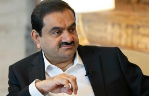 Adani promete US$ 100 bilhões para construir data centers de IA enquanto a Índia busca um papel maior na corrida global de IA Gautam Adani, chairman of Adani Group, sits during a television interview.